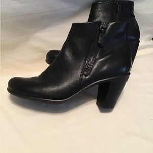 Ecco black leather heeled ankle boot. Side zipper. EUC size 41 10-10:5
